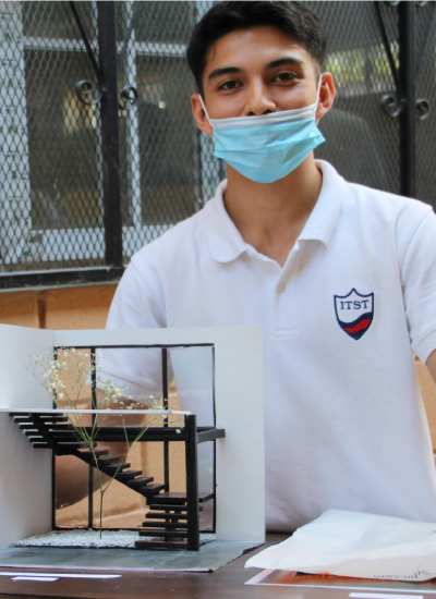 Estudiante con maqueta en Santo Tomas